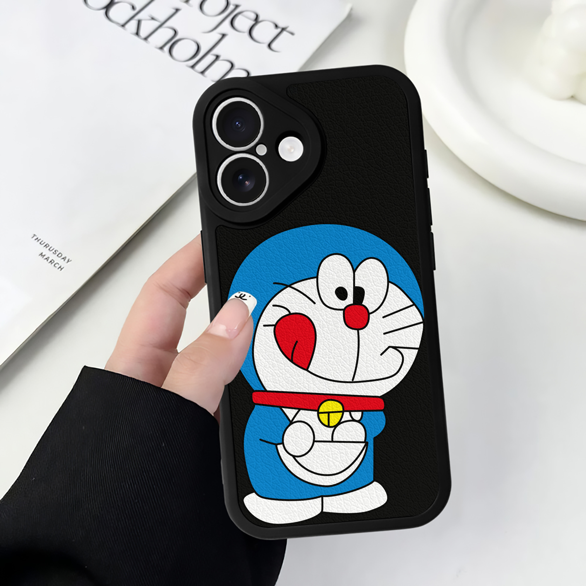 （画像用） ドラえもん Doraemon 【iPhone 16シリーズ対応】シリコンスマホケース（レザー調） 材質：シリコン